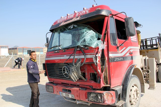 Konyada servis midibüsü vinçle çarpıştı: 12 yaralı 3