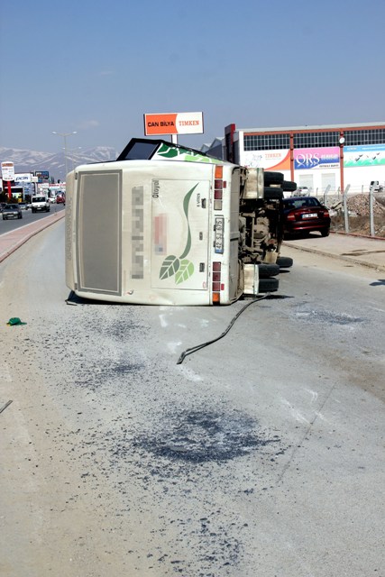 Konyada servis midibüsü vinçle çarpıştı: 12 yaralı 5