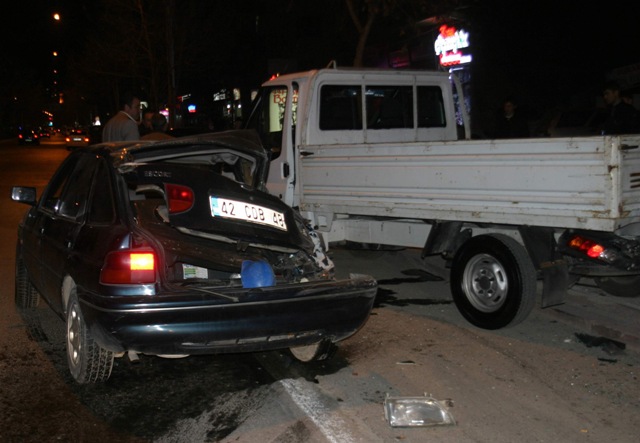 Otomobil park halindeki araçlara çarptı 1