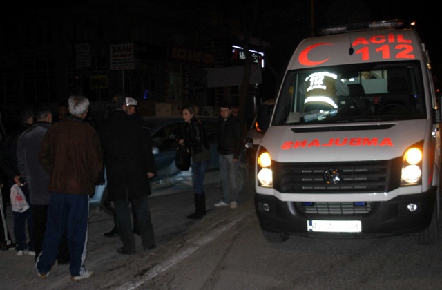 Otomobil park halindeki araçlara çarptı 2