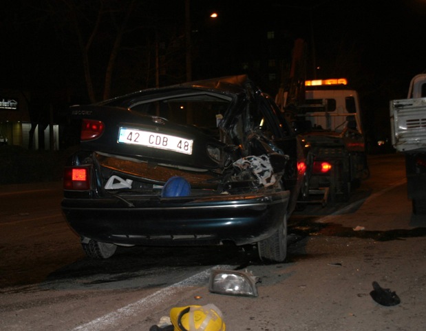 Otomobil park halindeki araçlara çarptı 3