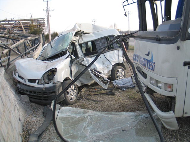 Eşini hastaneye götürürken kaza yaptı 2