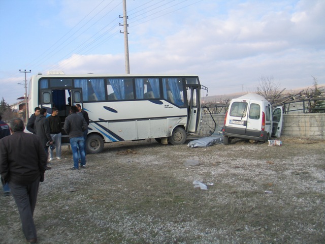 Eşini hastaneye götürürken kaza yaptı 4
