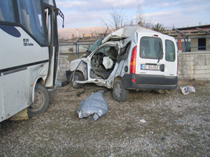 Eşini hastaneye götürürken kaza yaptı