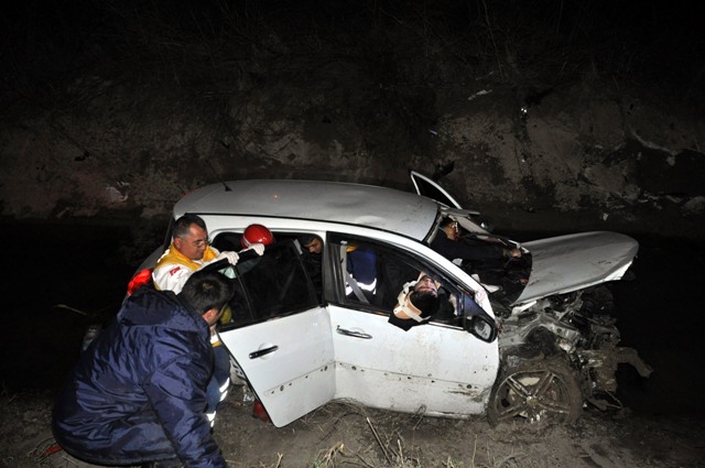 Otomobil sulama kanalına düştü: 1 ölü 4