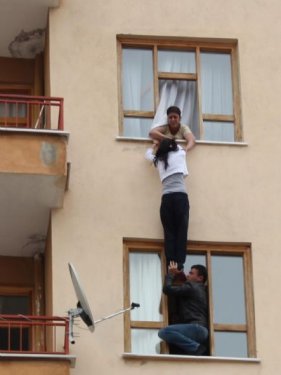 Cep telefonu kavgası pencerede bitti 4