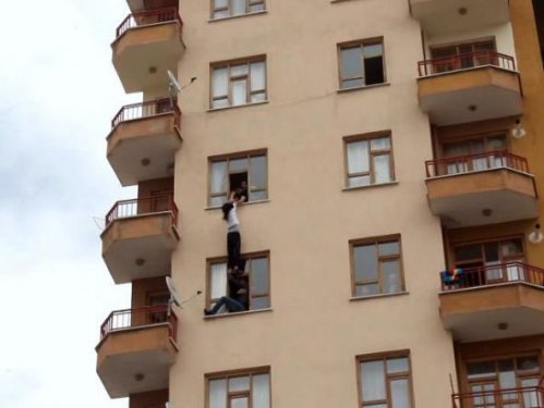 Cep telefonu kavgası pencerede bitti 8