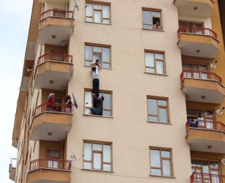 Cep telefonu kavgası pencerede bitti 9