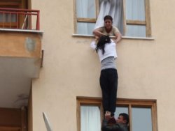 Cep telefonu kavgası pencerede bitti