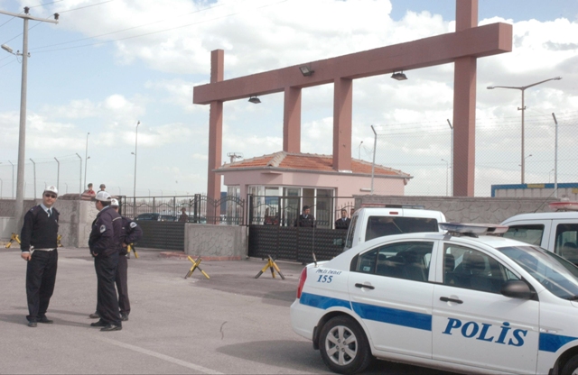 Cezaevi önünde silahlı saldırı