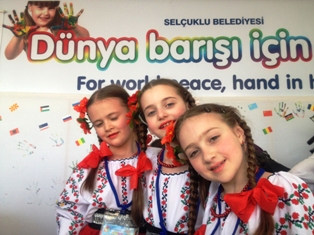 Çocuk ülkesinde “barış için” el ele