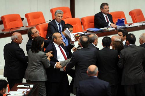 Mecliste bu sefer kadınlar kavga etti! 3