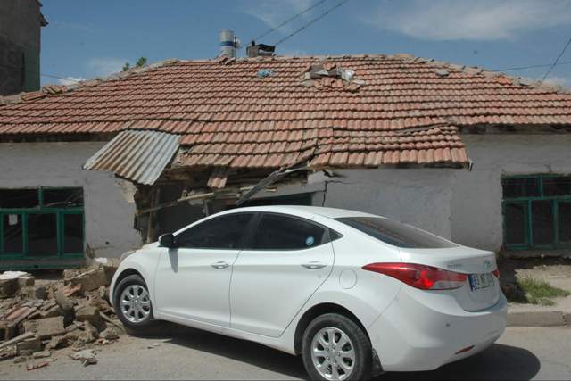 Sigara kaçakçıları kaza yapınca yakalandı 3