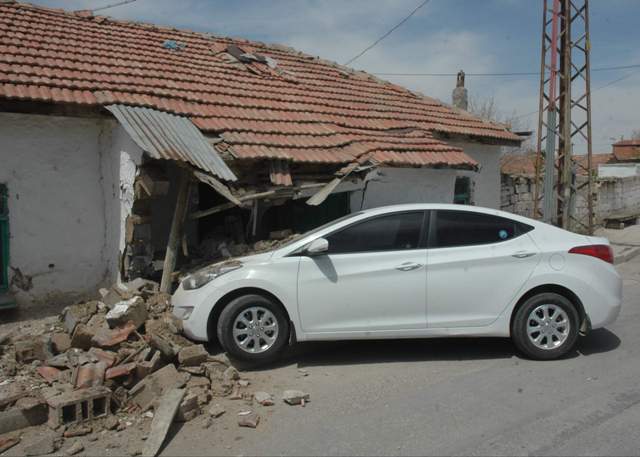 Sigara kaçakçıları kaza yapınca yakalandı 5