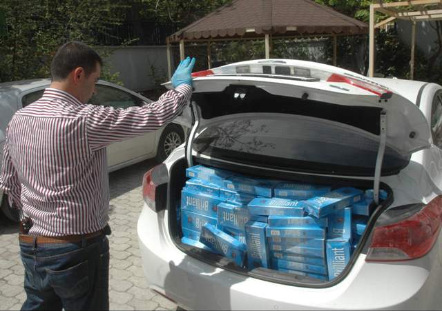 Sigara kaçakçıları kaza yapınca yakalandı 6