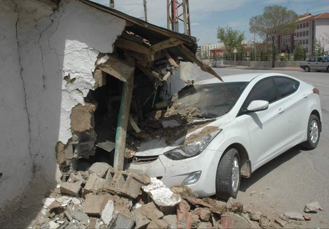 Sigara kaçakçıları kaza yapınca yakalandı 7