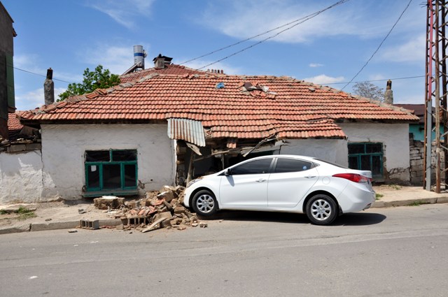 Sigara kaçakçıları kaza yapınca yakalandı 8