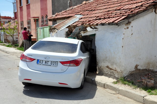 Sigara kaçakçıları kaza yapınca yakalandı 9