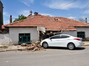Sigara kaçakçıları kaza yapınca yakalandı