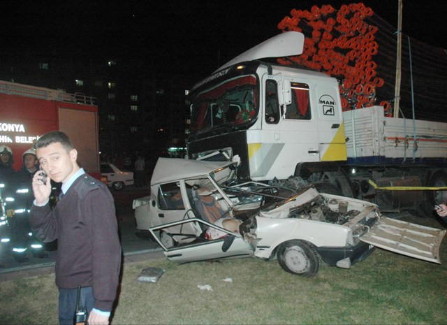 TIR otomobili biçti: 1 ölü