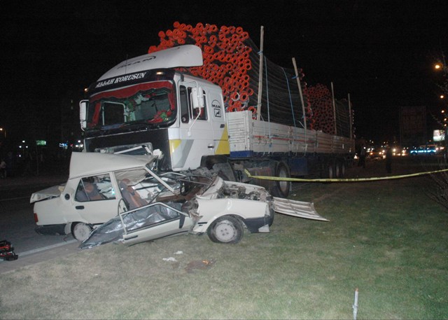 TIR otomobili biçti: 1 ölü