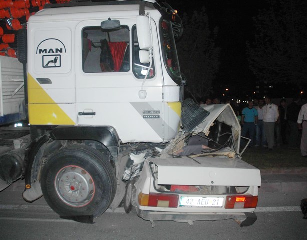 TIR otomobili biçti: 1 ölü