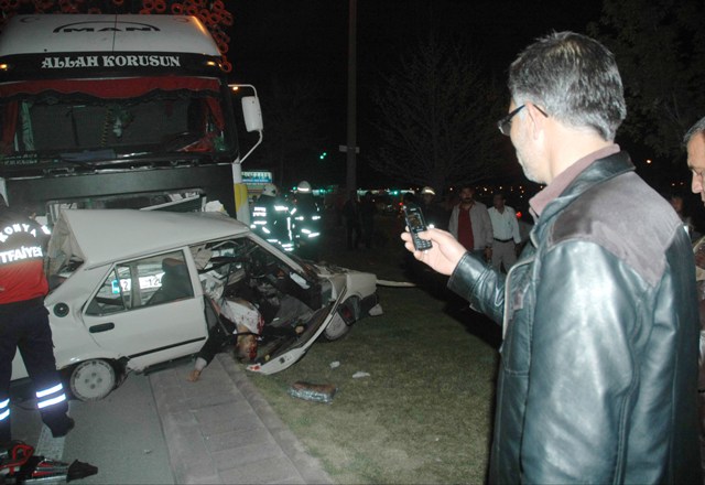 TIR otomobili biçti: 1 ölü