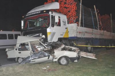 TIR otomobili biçti: 1 ölü