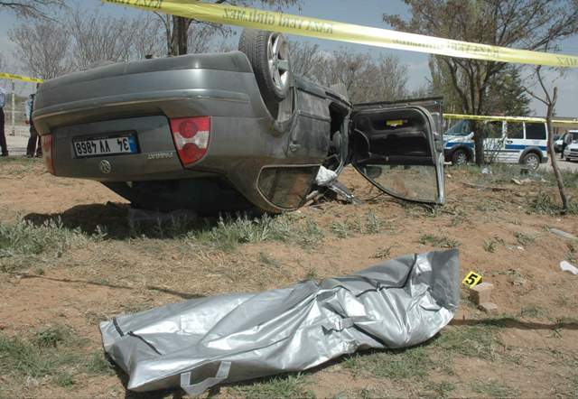 İki otomobil çarpıştı: 1 ölü, 1 yaralı 1