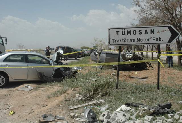 İki otomobil çarpıştı: 1 ölü, 1 yaralı 4