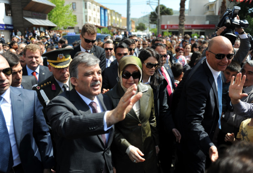 Gül çiftine elleriyle kahve pişirdi 12