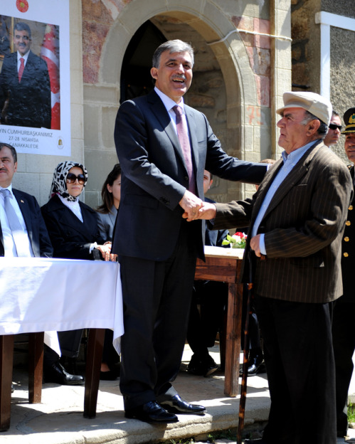 Gül çiftine elleriyle kahve pişirdi 8