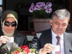 Gül çiftine elleriyle kahve pişirdi