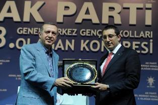 Başbakan, Akış’a neden plaket verdi?