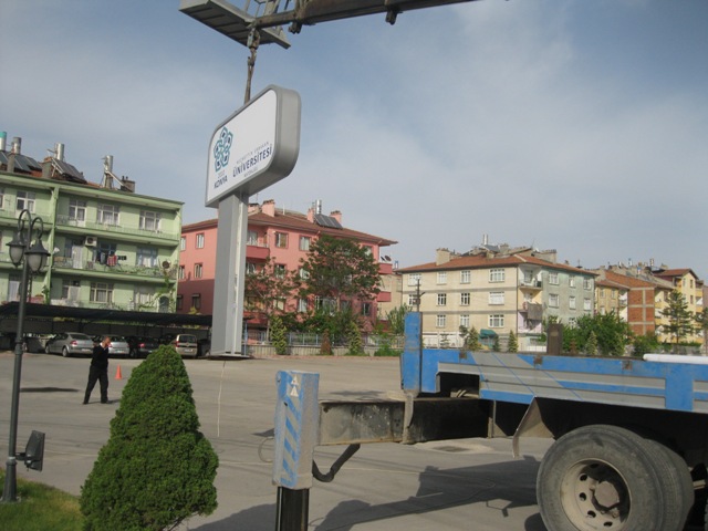 Üniversitede tabela değişti  13