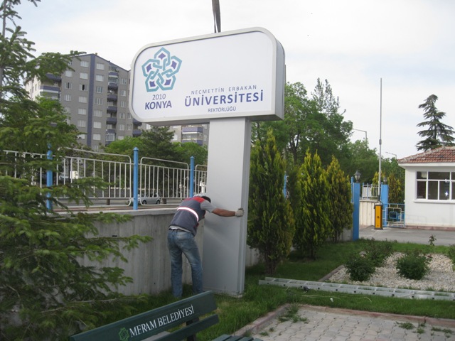Üniversitede tabela değişti  16