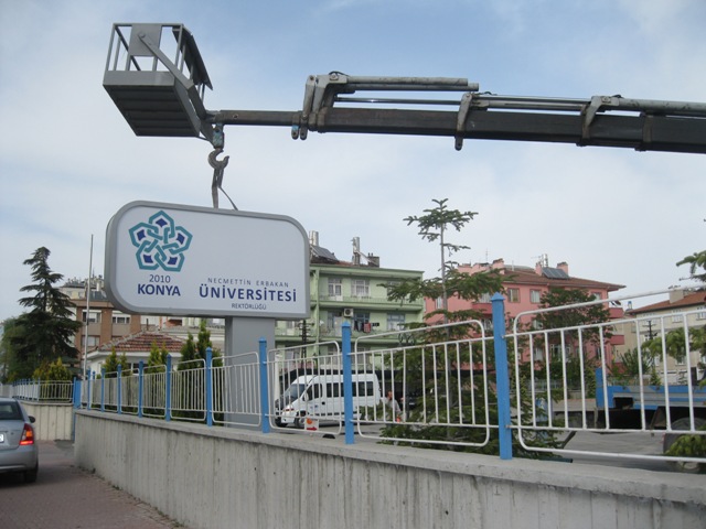 Üniversitede tabela değişti  18