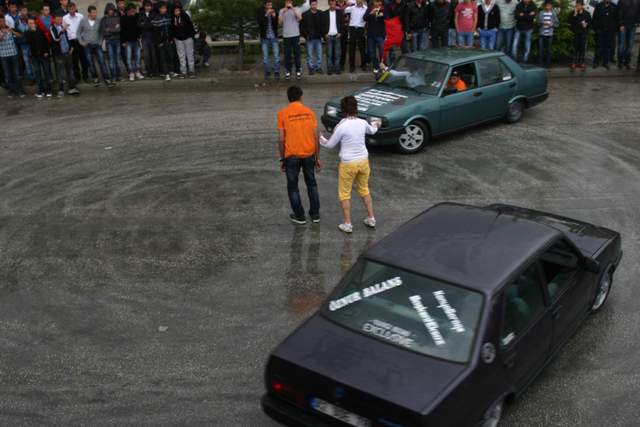 Araba tutkunlarından drift şov 2