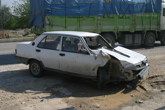 Arabanın üzerine düşerek öldü  1