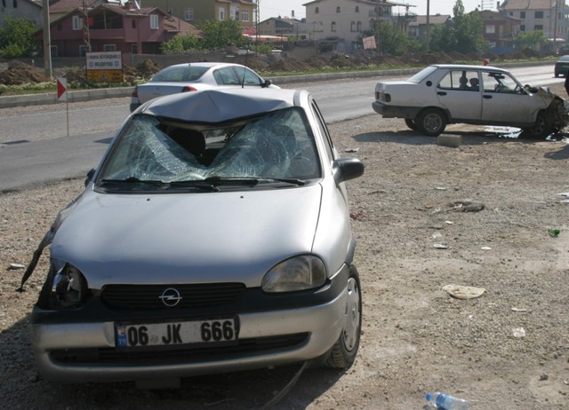 Arabanın üzerine düşerek öldü  3