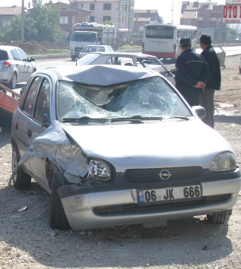 Arabanın üzerine düşerek öldü  4