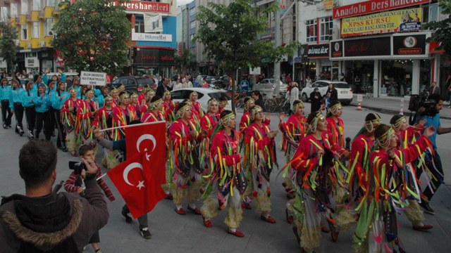 Selçuk’ta renkli kortej 9