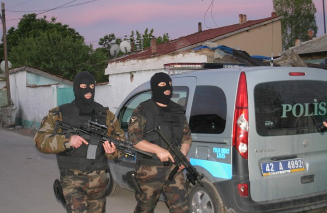 Özel harekatlı şafak baskını: 50 gözaltı