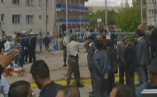Emniyete canlı bomba: 1 şehit, 19 yaralı 1