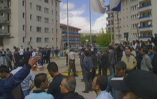 Emniyete canlı bomba: 1 şehit, 19 yaralı 2