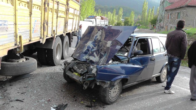 Odun yüklü kamyon otomobille çarpıştı 1