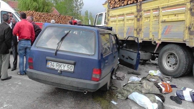 Odun yüklü kamyon otomobille çarpıştı 3