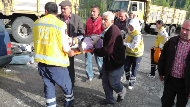 Odun yüklü kamyon otomobille çarpıştı 4