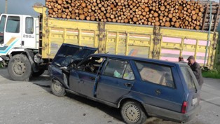 Odun yüklü kamyon otomobille çarpıştı