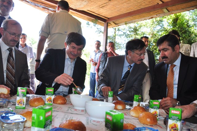 Davutoğlu pilavda 3